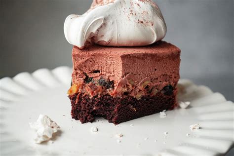 Slyvų ir šokolado morenginis desertas