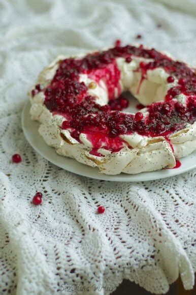 Morengų desertas Pavlova su vaisiais ir grietinėle