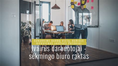 Žmonės besimėgaujantys pietų pertrauka šiuolaikiniame biure