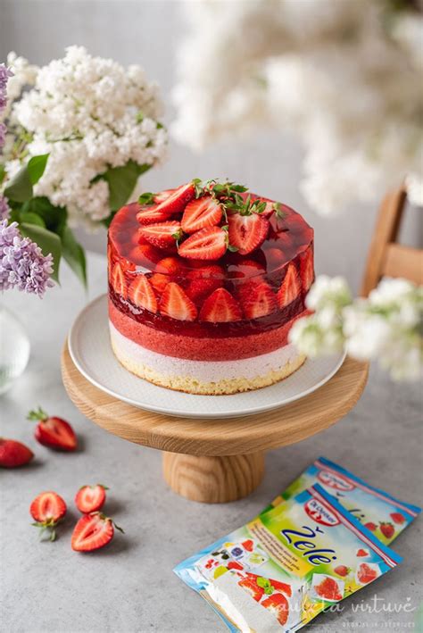 Sluoksniuotas jogurtinis braškių ir želė tortas su šviežiomis uogomis