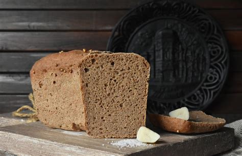 Nuotrauka, vaizduojanti šviežiai iškeptą duoną su raugu