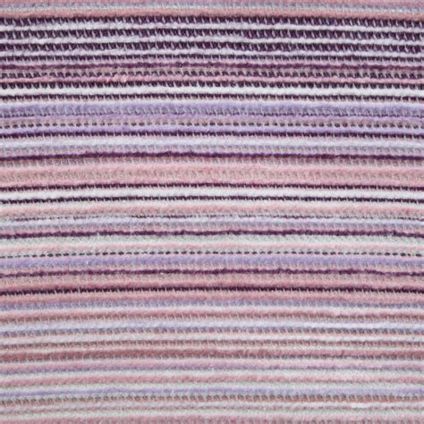 Interjero vaizdas su violetinėmis ir geltonomis šviesomis