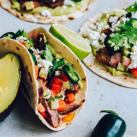 Tacos su jautiena ir arbūzų salsa patiekimas