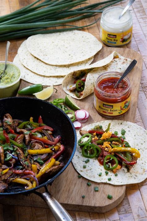 Fajitos patiekimas su padažais