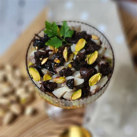 Silkės gabaliukai su džiovintomis slyvomis ir riešutais
