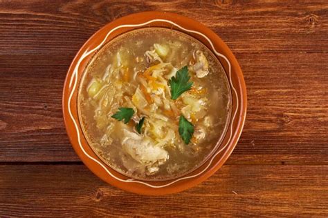 Tradicinės raugintų kopūstų sriubos ingredientai