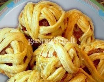 Kiaulienos kukuliai sluoksniuotoje tešloje ant kepimo skardos