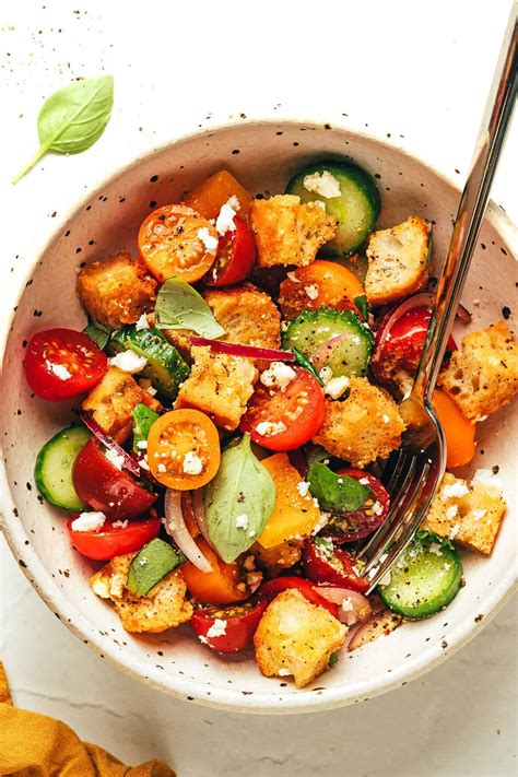 Panzanella salotos su šviežiais pomidorais ir baziliku