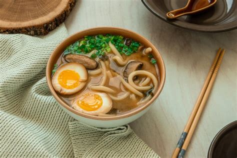 Miso sriuba su udon ir marinuotais kiaušiniais