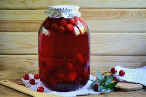 Vyšnių kompoto ingredientai ant stalo