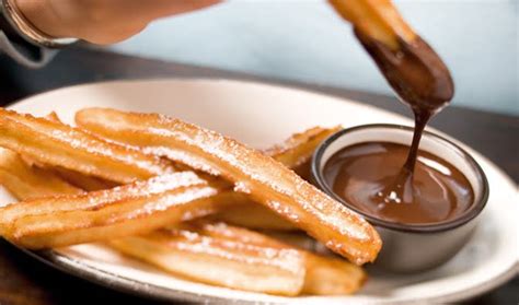 Churros patiekimo nuotrauka su šokoladu