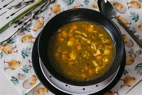 ingredientai rūgštynių sriubai: rūgštynės, morkos, svogūnai, grietinė, prieskoniai
