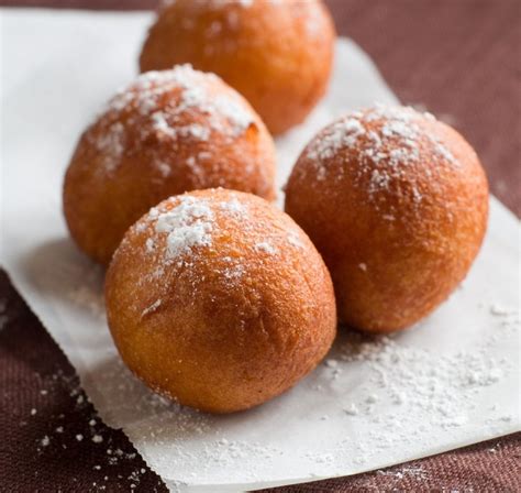 Šviežiai keptos spurgos su glajumi