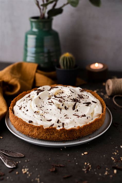 Banoffee pyragas su karamele, bananais ir plakta grietinėle