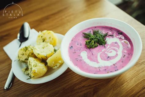 Vapiano dienos pietų stalas su gėrimais ir makaronais