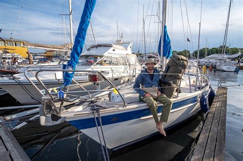 Marmario pakrantės vaizdas su jachta ir kalnais tolumoje