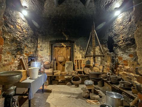 Senovinė virtuvė su koldūnų ruošimo priemonėmis