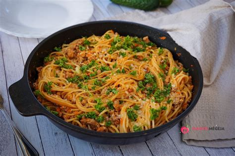 Vienos keptuvės spagečiai su mėsa