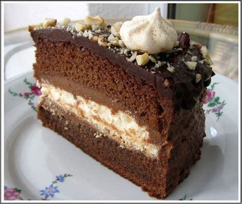 Sluoksniuotas šokoladinis tortas su grietinėlės glajumi