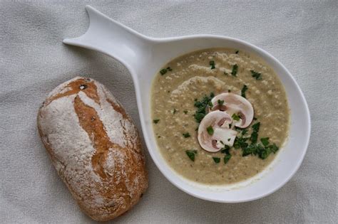 stalas su paruošta sriuba ir šviežia duona