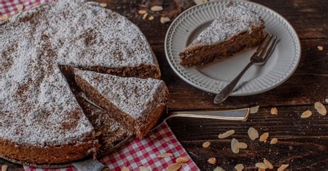 Torta Caprese gabalėlis su milteliniu cukrumi