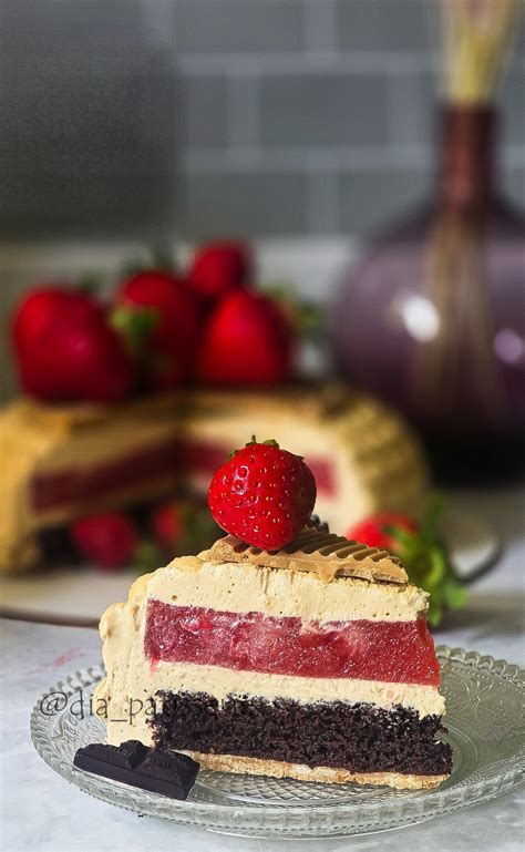 baltojo ir juodojo šokolado putėsių torto sluoksniai