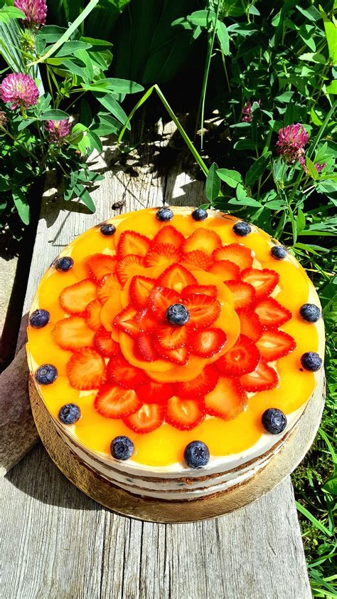 vasariškas uogų putėsių tortas