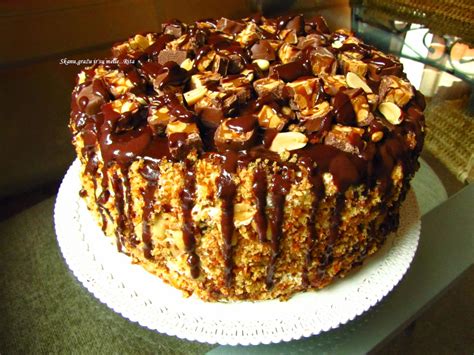 Snikerio tortas lėkštėje