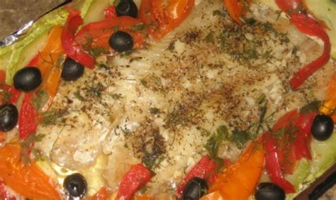 Žuvis su daržovėmis ant kepimo skardos