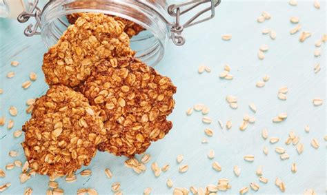 Avižinių sausainių ingredientai ir paruošta produkcija