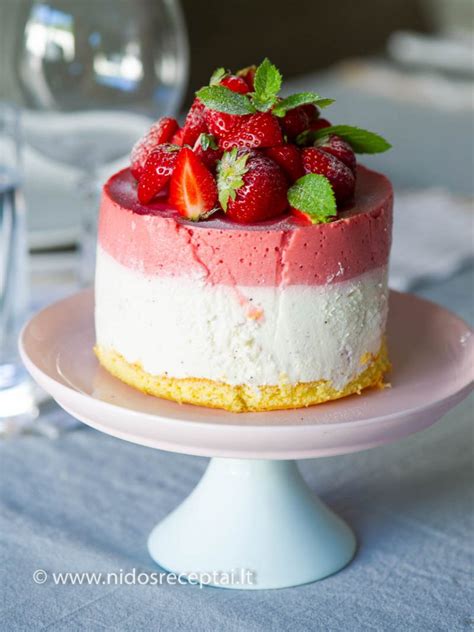 Gražiai dekoruotas jogurtinis tortas su braškėmis