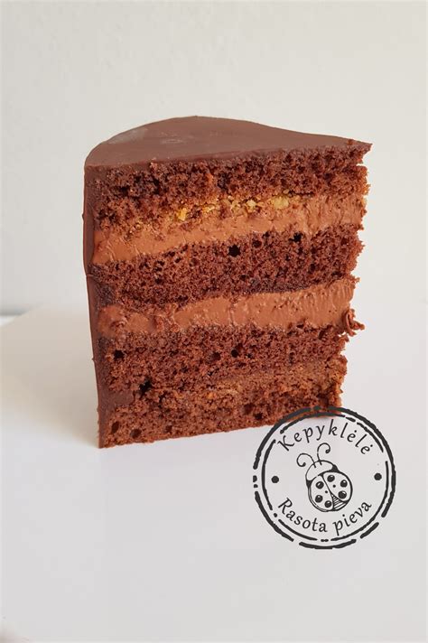 Traškus sluoksnis su riešutais tortui