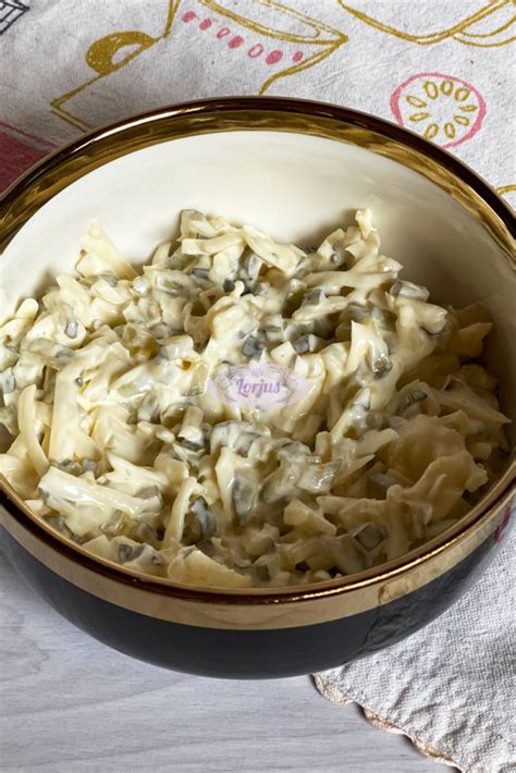 Raclette sūrio gabalėliai su kumpiais ir marinuotais agurkėliais