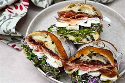 Saltimbocca su šalaviju ir prosciutto