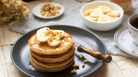 Lėkštė su puriais jogurtiniais blynais ir bananų griežinėliais