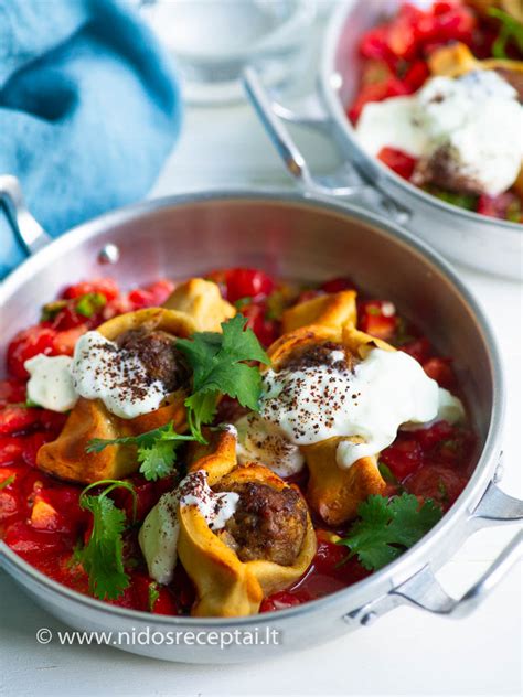 Manti su pomidorų salsa