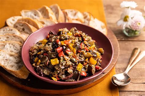 Caponata troškinys lėkštėje