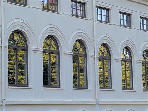 vaizdingas atnaujinto istorinio viešbučio eksterjeras Funšalio senamiestyje