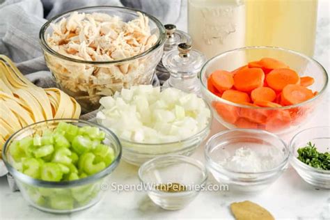 Pagrindiniai ingredientai sriubai paruošti ant stalo