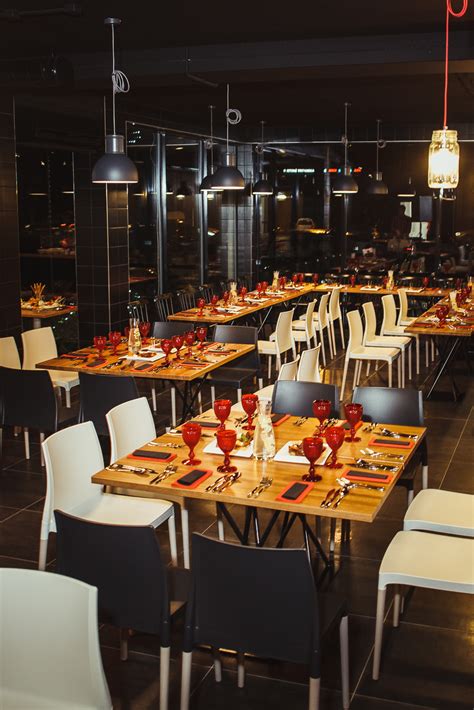 Dienos pietų stalas bistro tipo kavinėje