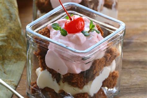 šokoladinis desertas su vyšniomis