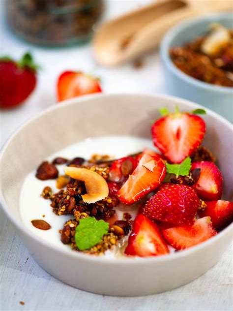 Dubuo su namine grikių granola, šviežiomis braškėmis ir graikišku jogurtu