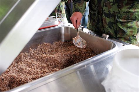 Ingredientai grikių granolai paruošti ant stalo