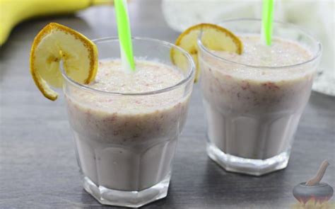 Sojų pieno kokteilis su bananais ir uogomis