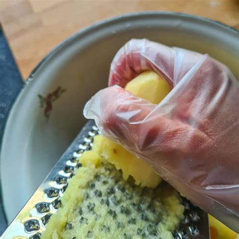 Procesas, kaip sutarkuoti ir nuspausti bulvių tarkius cepelinams