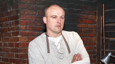 Nerijus Kriaučiūnas prie krosnies kepa duoną