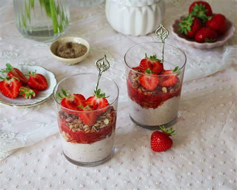 Gaivus desertas su braškėmis ir bazilikais