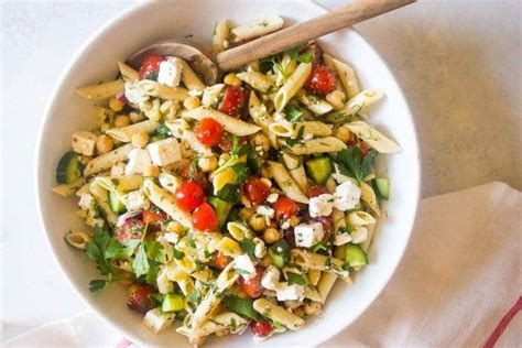 Graikiškos makaronų salotos su feta