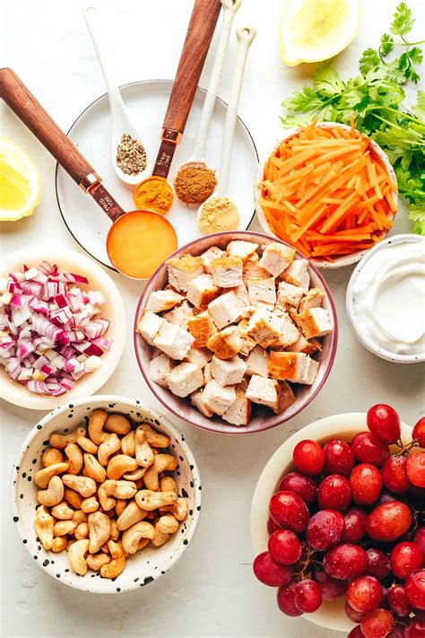 šviežiai paruošti ingredientai lagmanui pjaustyti kubeliais
