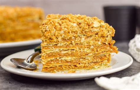 Napoleono tortas ant lietuviško šventinio stalo